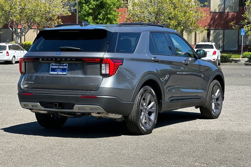 Ford Explorer Vehicle Full-screen Gallery Image 03