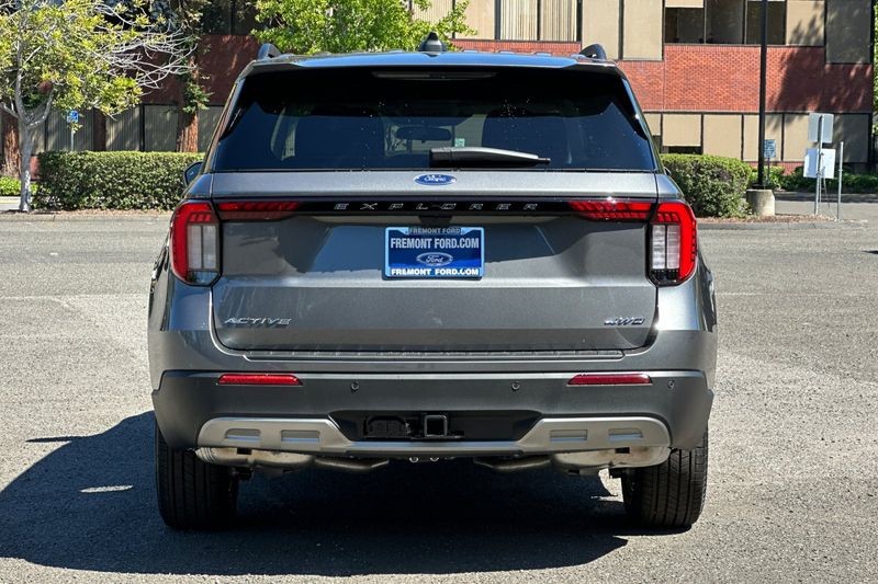 Ford Explorer Vehicle Full-screen Gallery Image 04