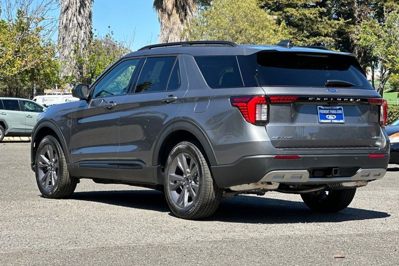 Ford Explorer Vehicle Full-screen Gallery Image 05