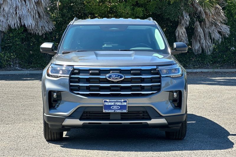 Ford Explorer Vehicle Full-screen Gallery Image 08