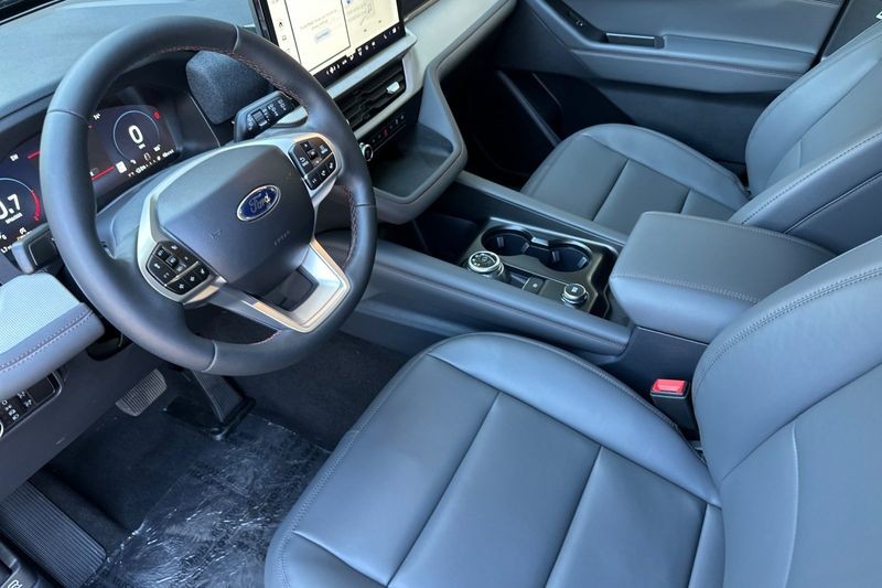 Ford Explorer Vehicle Full-screen Gallery Image 09