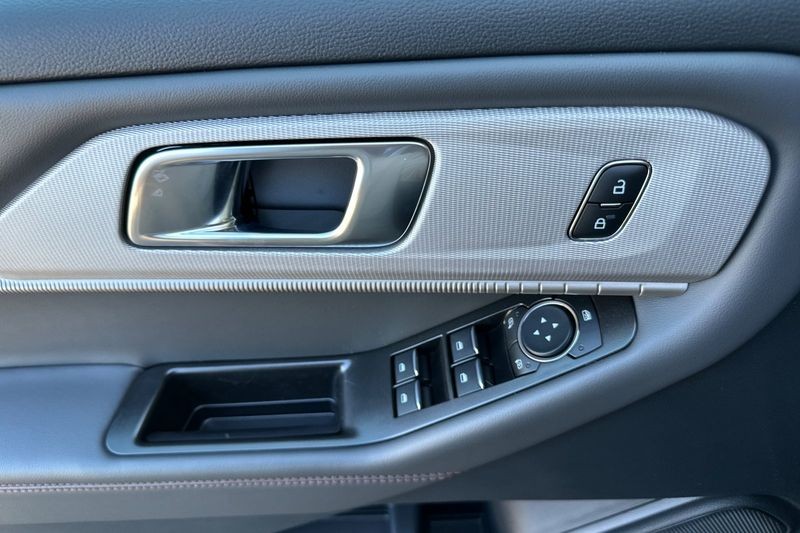 Ford Explorer Vehicle Full-screen Gallery Image 10