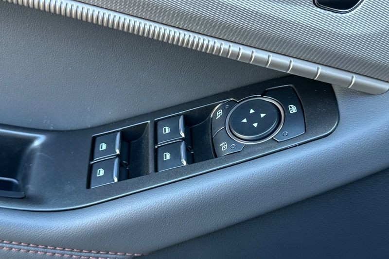 Ford Explorer Vehicle Full-screen Gallery Image 11