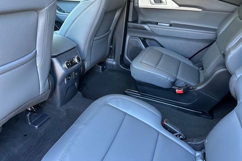 Ford Explorer Vehicle Full-screen Gallery Image 12
