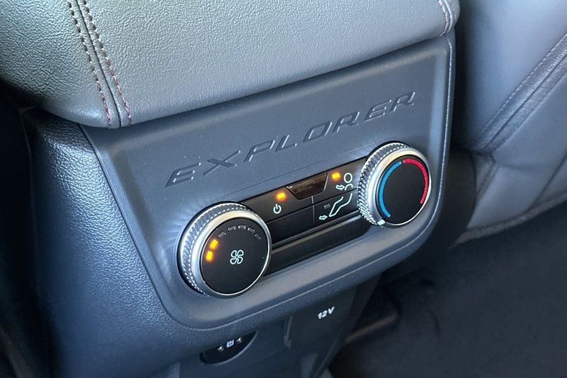 Ford Explorer Vehicle Full-screen Gallery Image 13