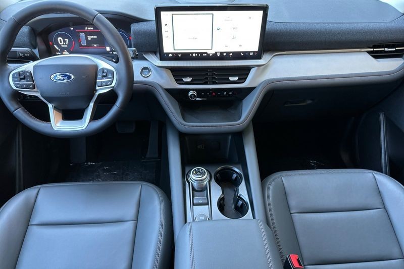 Ford Explorer Vehicle Full-screen Gallery Image 14
