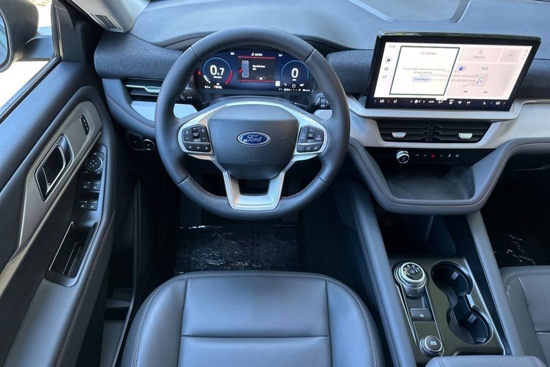 Ford Explorer Vehicle Full-screen Gallery Image 15