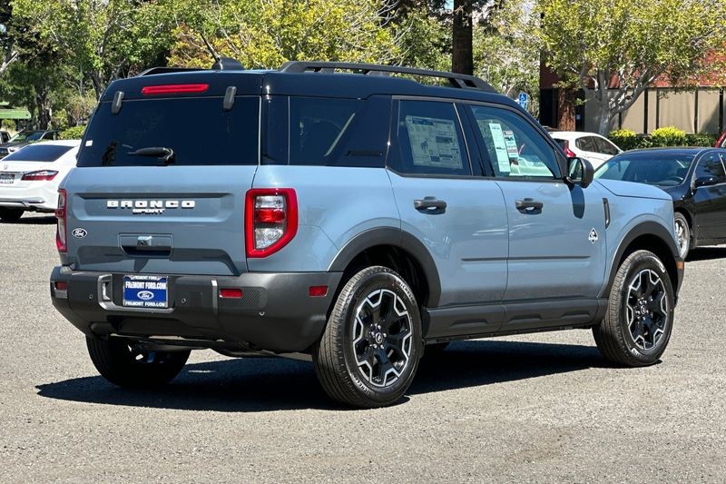 Ford Bronco Sport Vehicle Full-screen Gallery Image 03