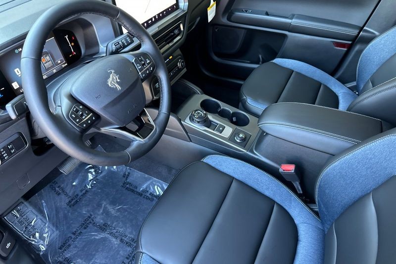 Ford Bronco Sport Vehicle Full-screen Gallery Image 09