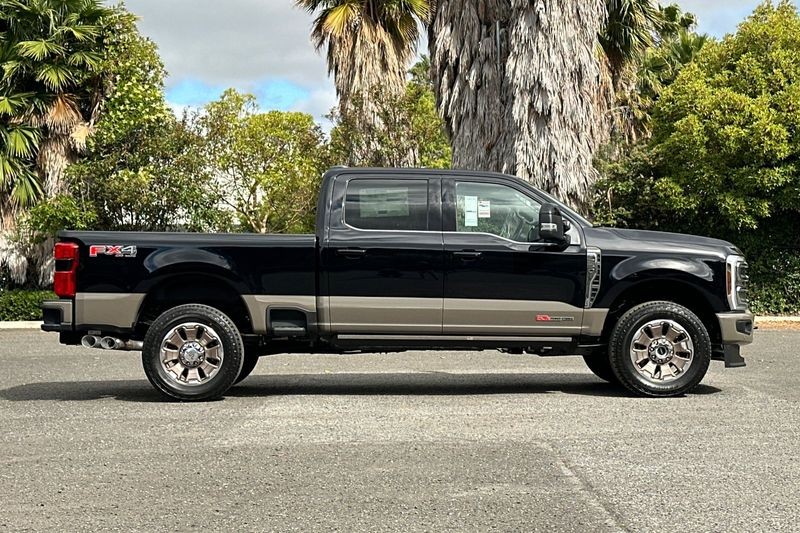 Ford F-250SD Vehicle Full-screen Gallery Image 02