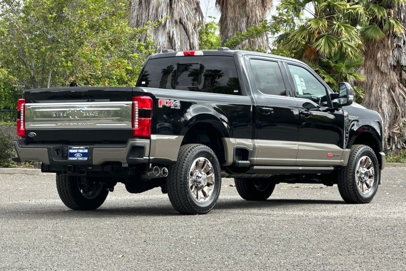 Ford F-250SD Vehicle Full-screen Gallery Image 03