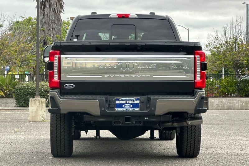 Ford F-250SD Vehicle Full-screen Gallery Image 04