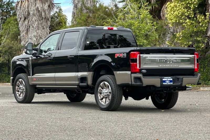 Ford F-250SD Vehicle Full-screen Gallery Image 05