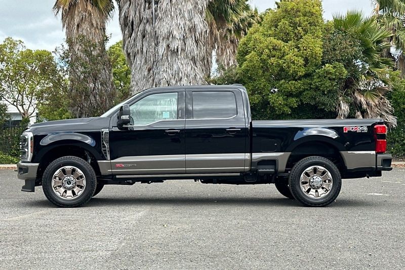 Ford F-250SD Vehicle Full-screen Gallery Image 06