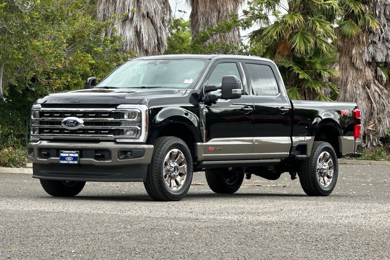Ford F-250SD Vehicle Full-screen Gallery Image 07