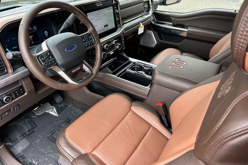 Ford F-250SD Vehicle Full-screen Gallery Image 09