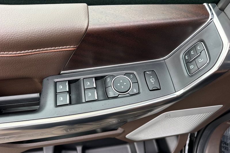 Ford F-250SD Vehicle Full-screen Gallery Image 10