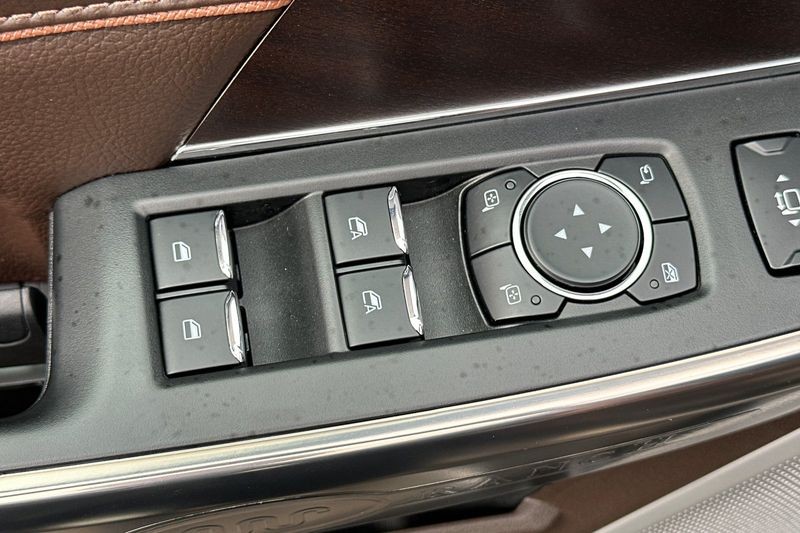 Ford F-250SD Vehicle Full-screen Gallery Image 11