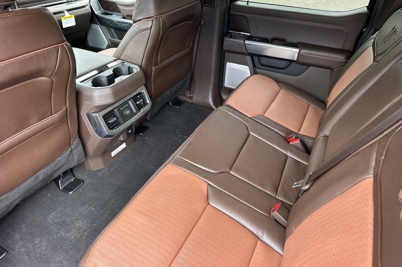 Ford F-250SD Vehicle Full-screen Gallery Image 12