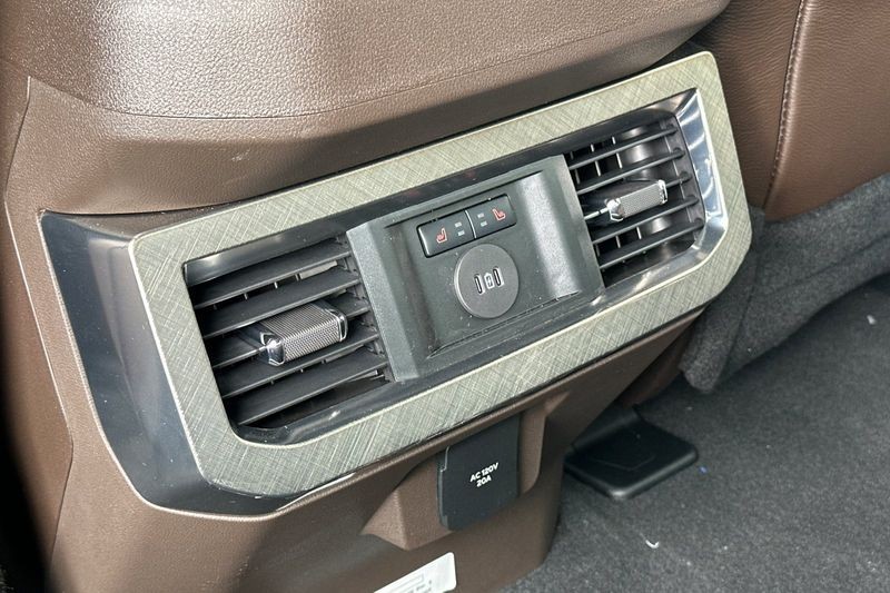 Ford F-250SD Vehicle Full-screen Gallery Image 13