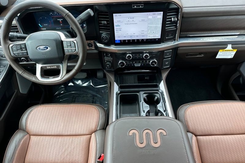 Ford F-250SD Vehicle Full-screen Gallery Image 14
