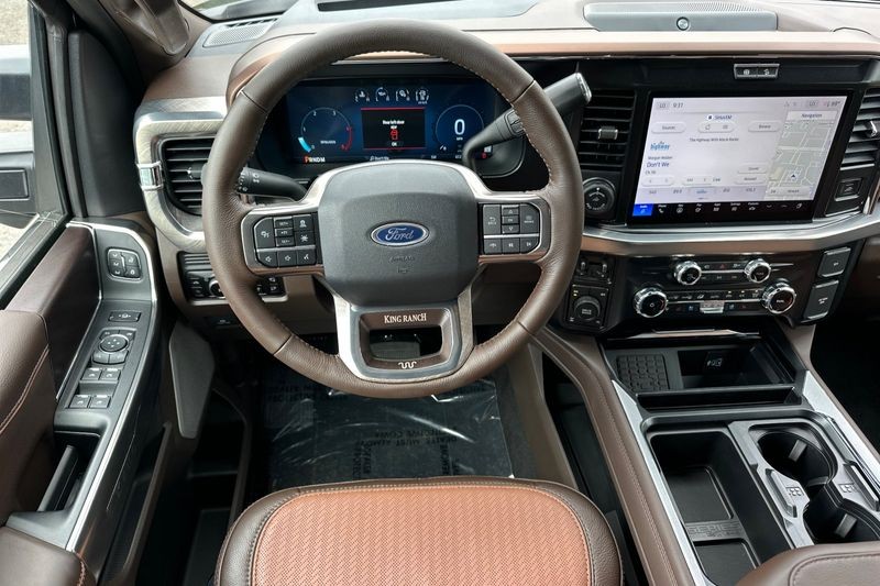 Ford F-250SD Vehicle Full-screen Gallery Image 15