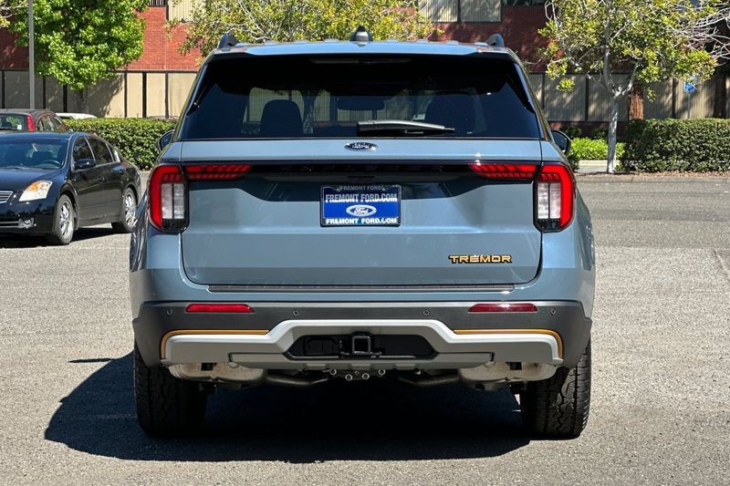 Ford Explorer Vehicle Full-screen Gallery Image 04