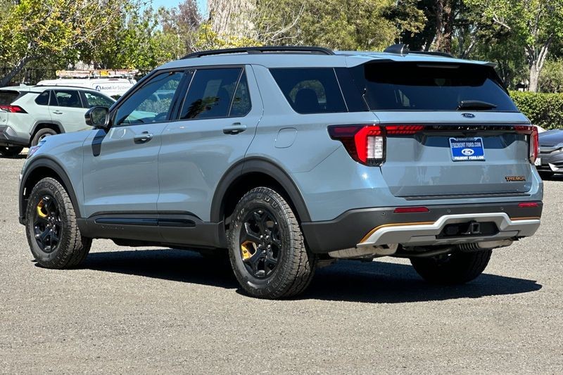 Ford Explorer Vehicle Full-screen Gallery Image 05