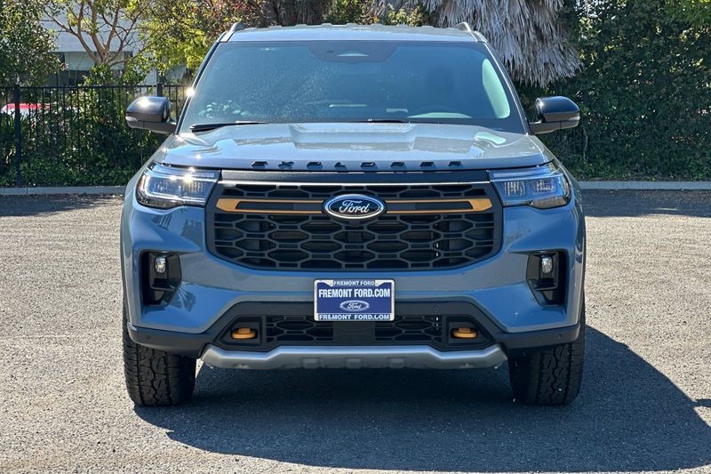 Ford Explorer Vehicle Full-screen Gallery Image 08