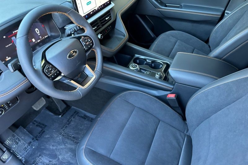 Ford Explorer Vehicle Full-screen Gallery Image 09