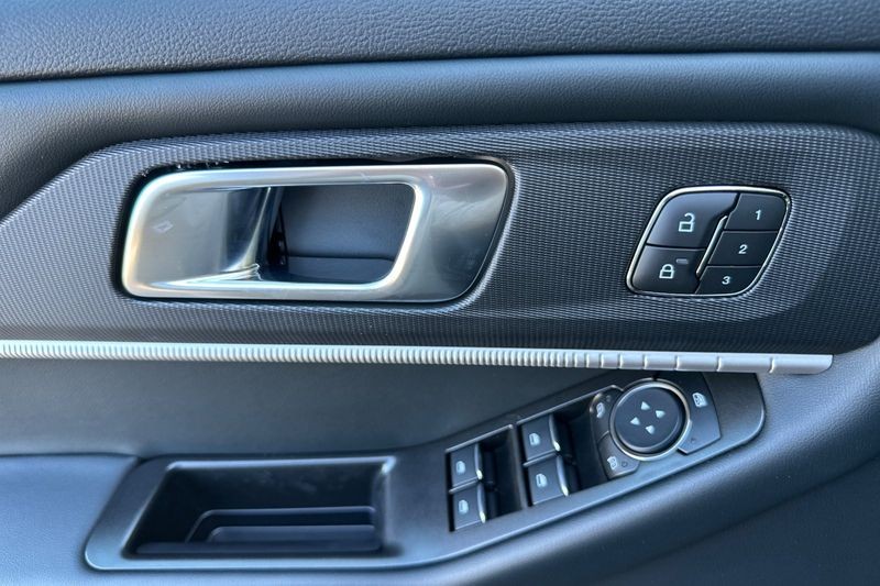 Ford Explorer Vehicle Full-screen Gallery Image 10