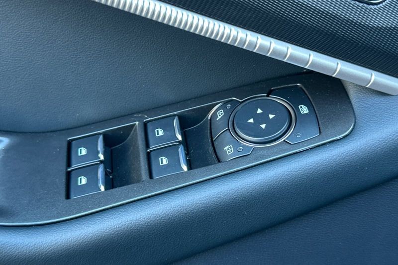 Ford Explorer Vehicle Full-screen Gallery Image 11