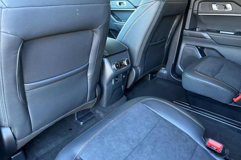 Ford Explorer Vehicle Full-screen Gallery Image 12