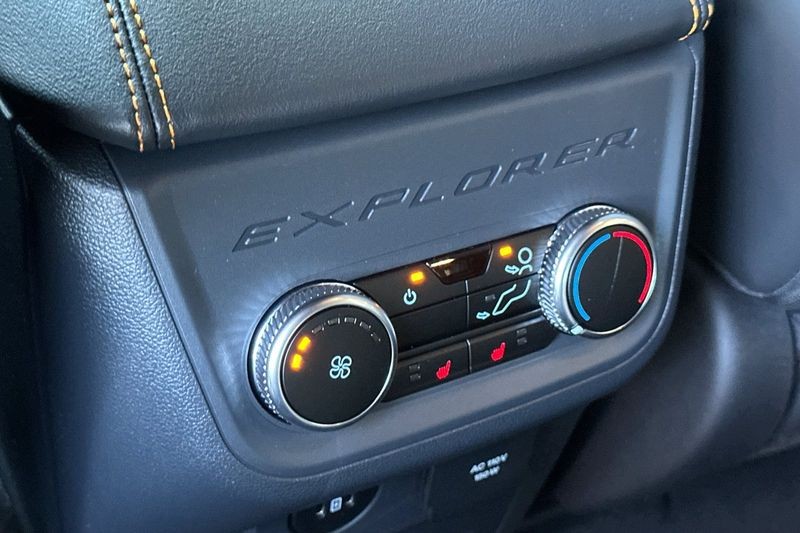Ford Explorer Vehicle Full-screen Gallery Image 13