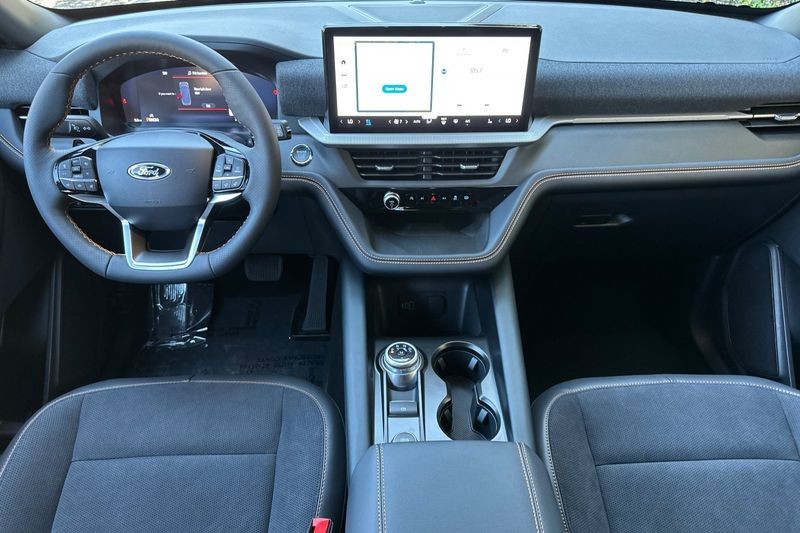Ford Explorer Vehicle Full-screen Gallery Image 14