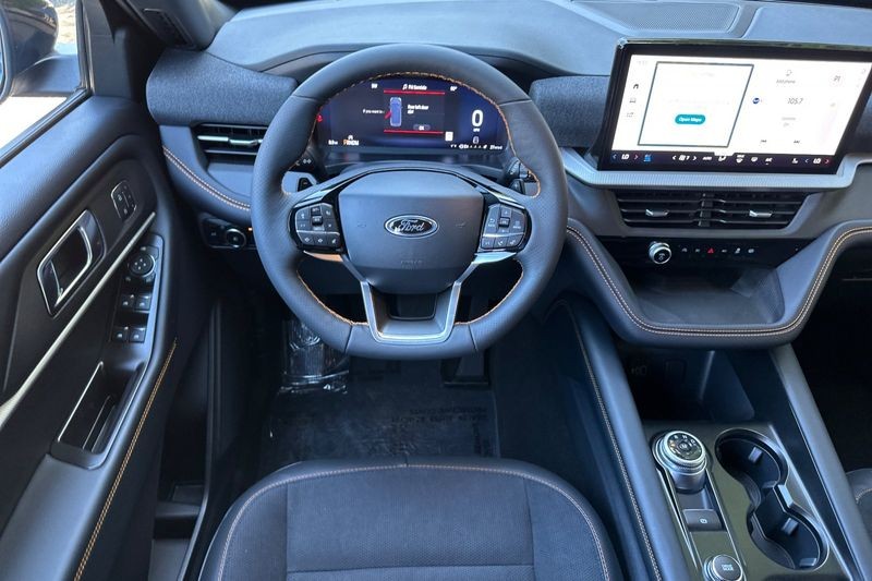Ford Explorer Vehicle Full-screen Gallery Image 15