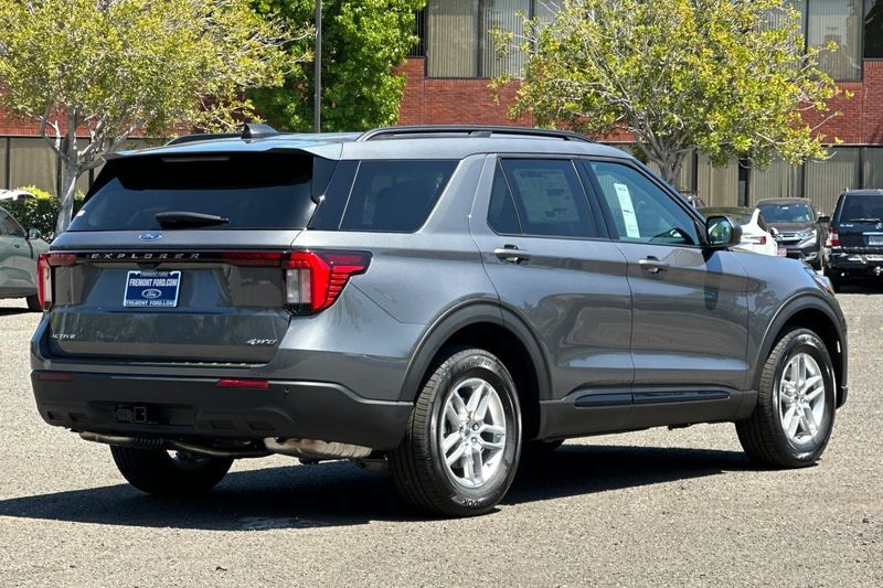 Ford Explorer Vehicle Full-screen Gallery Image 03