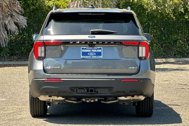Ford Explorer Vehicle Full-screen Gallery Image 04