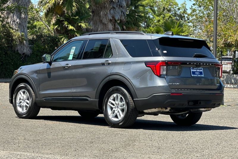 Ford Explorer Vehicle Full-screen Gallery Image 05