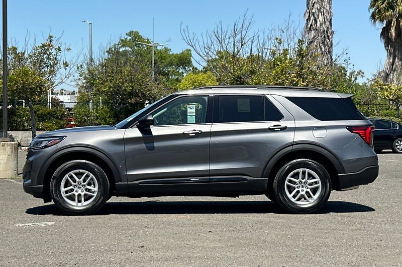 Ford Explorer Vehicle Full-screen Gallery Image 06