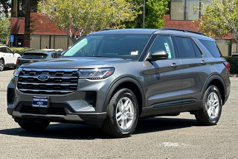 Ford Explorer Vehicle Full-screen Gallery Image 07