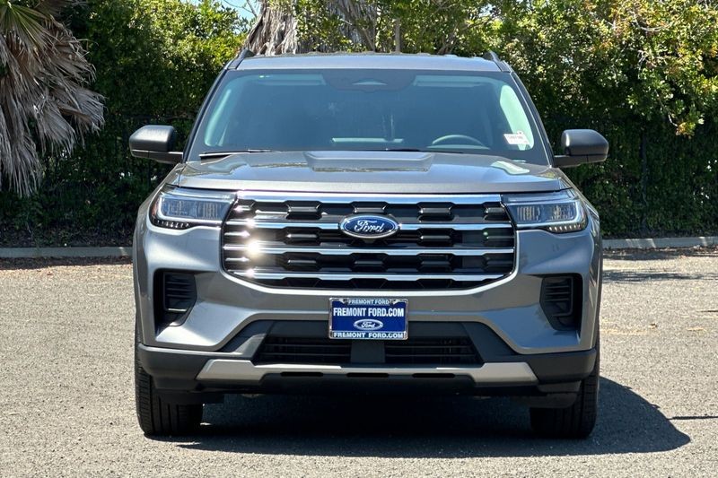 Ford Explorer Vehicle Full-screen Gallery Image 08