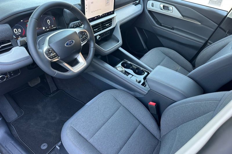Ford Explorer Vehicle Full-screen Gallery Image 09