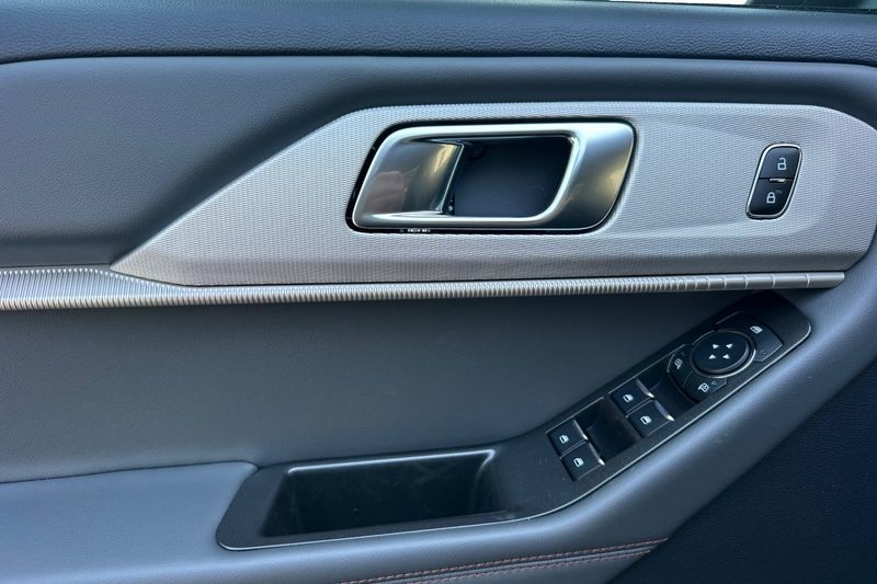 Ford Explorer Vehicle Full-screen Gallery Image 10