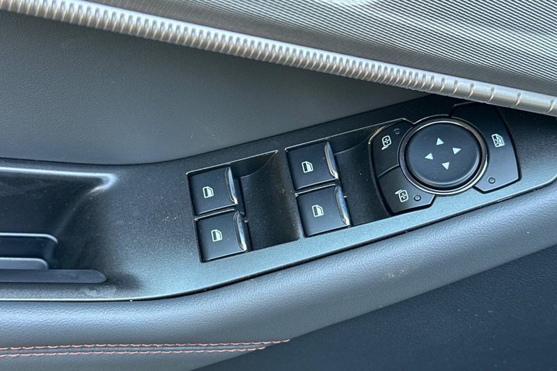 Ford Explorer Vehicle Full-screen Gallery Image 11