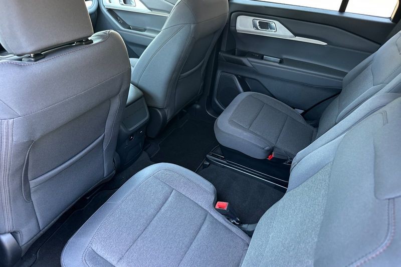 Ford Explorer Vehicle Full-screen Gallery Image 12
