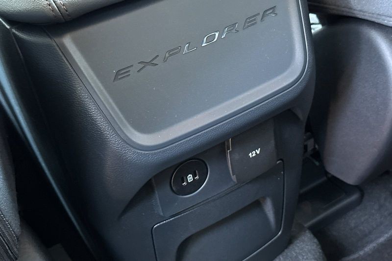Ford Explorer Vehicle Full-screen Gallery Image 13