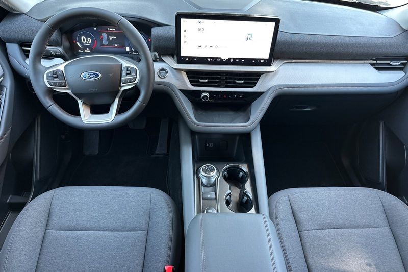 Ford Explorer Vehicle Full-screen Gallery Image 14