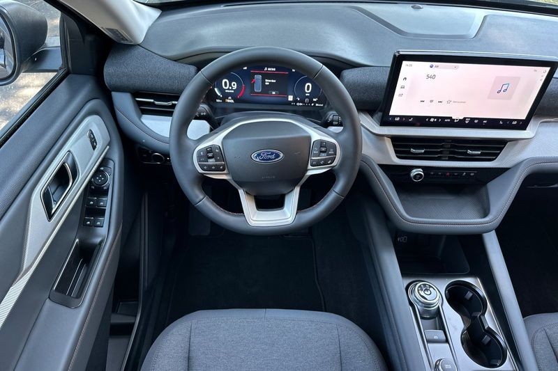 Ford Explorer Vehicle Full-screen Gallery Image 15