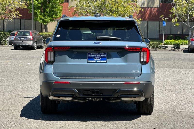 Ford Explorer Vehicle Full-screen Gallery Image 04